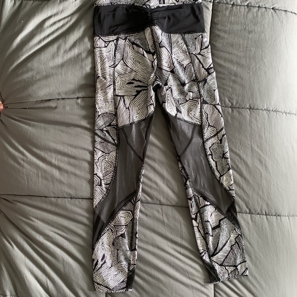 Lululemon: mid rise, crop tights, mesh cutouts, side pockets. - Picture 4 of 5